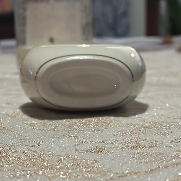 Chokin Style Cream Porcelain Bud Vase With 24K Gold Peacock Motif - Picture 5 of 6